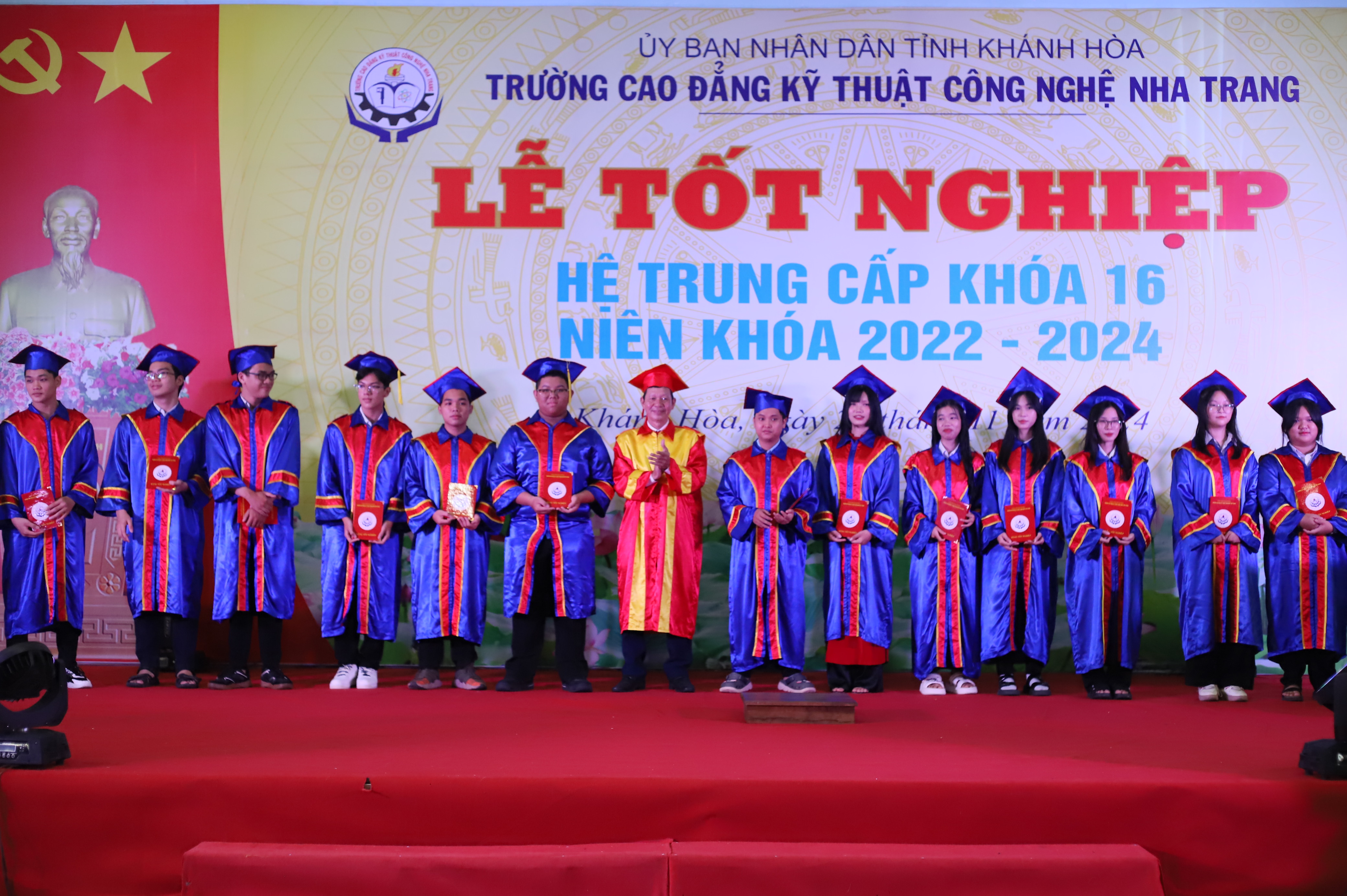 Trao bằng tốt nghiệp hệ trung cấp khóa 16 cho 456 học sinh